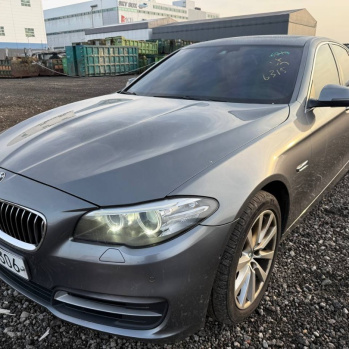 BMW 5 2015 сірий, бензин