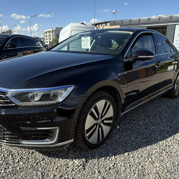 Volkswagen Passat B8 GTE 2018 чорний, бензин/гібрид